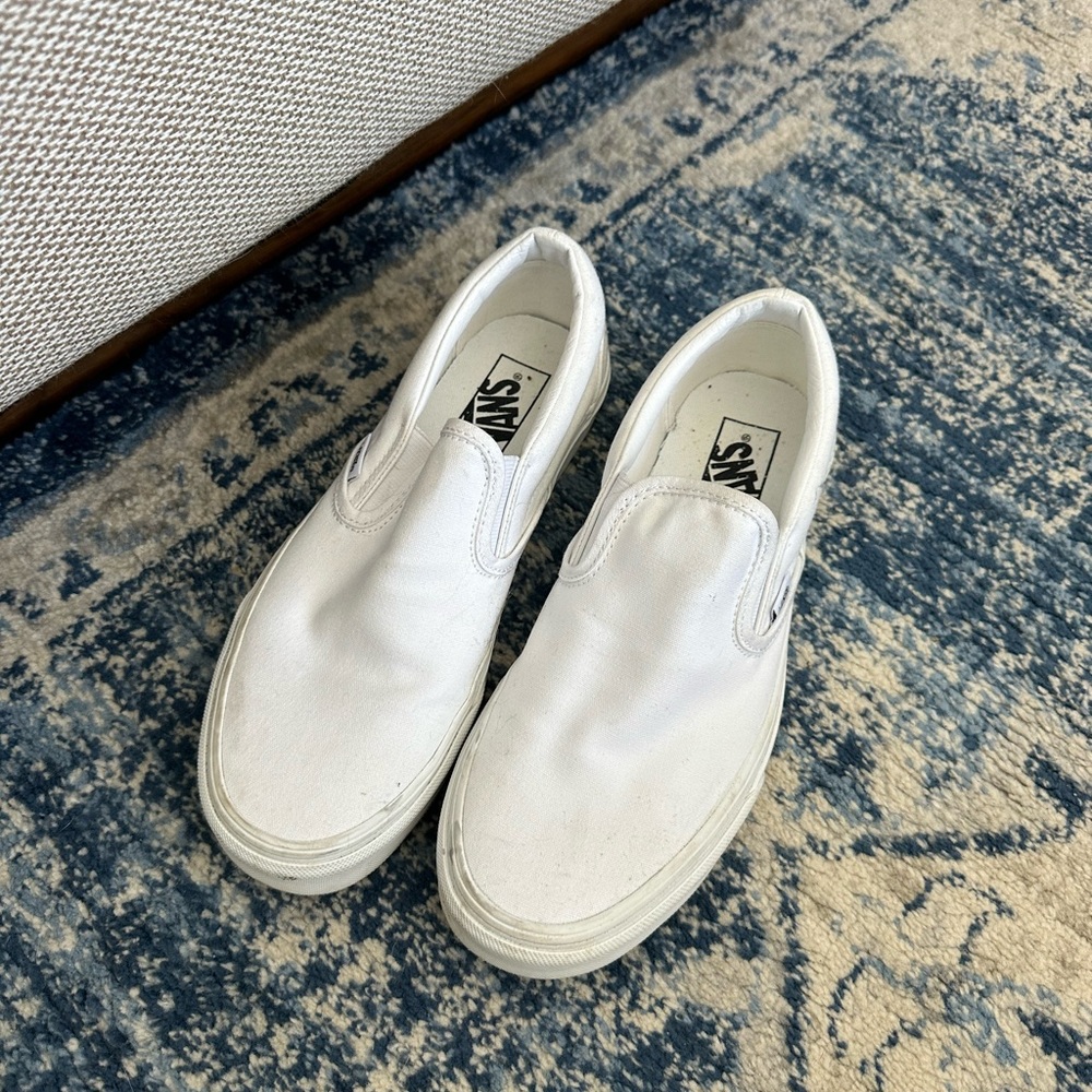 White vans slip on